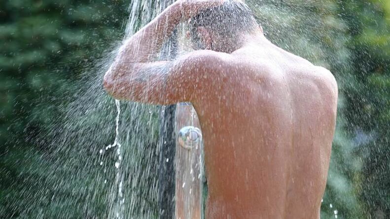Unha ducha de contraste axuda a un home a animarse e aumenta a potencia